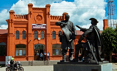 Памятник Петру I и Михаилу Сердюкову